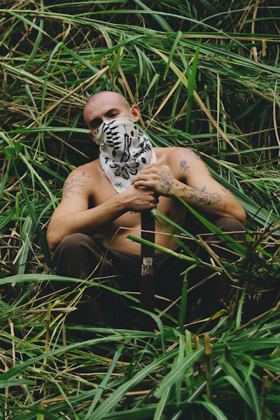 Alzérreca transforma la nostalgia y las raíces latinas en arte contemporáneo con "Arte Imperfecta #1"