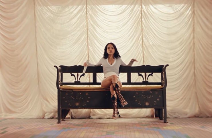 Becky G juega con el deseo y la vulnerabilidad de la madrugada en "2AM"
