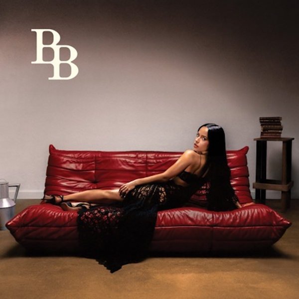 Becky G presenta la versión Live Performance de "EPA", llevando su nueva etapa a un escenario más directo