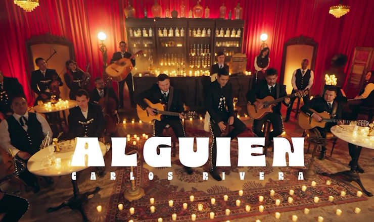 Carlos Rivera lleva el desamor a la intimidad del formato acústico con "Alguien"