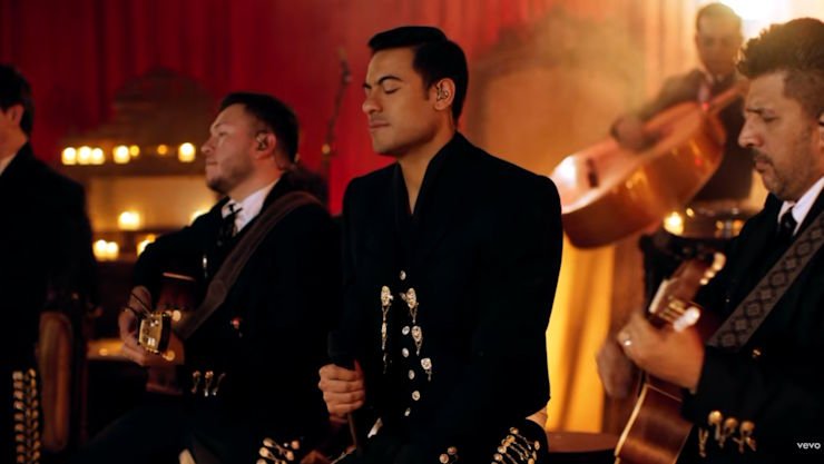 Carlos Rivera presenta "Conversaciones Con Mi Almohada (Acústico)", una confesión íntima sobre el amor y el arrepentimiento