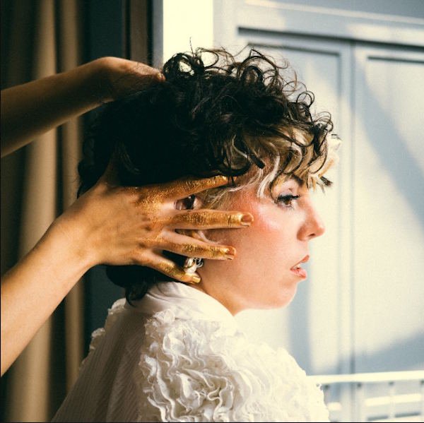 Célia Ruiz abre una nueva etapa con "Me Faltan", primer adelanto de su próximo álbum