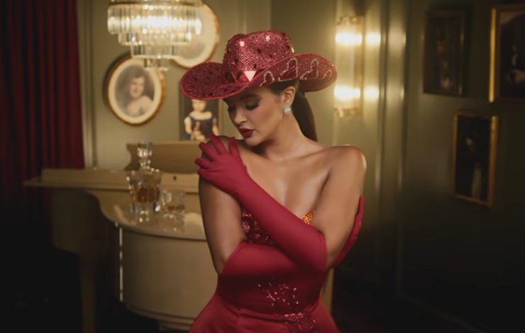 Dayanara presenta el videoclip de “Te Estoy Terminando”, una despedida marcada por el desamor y la determinación