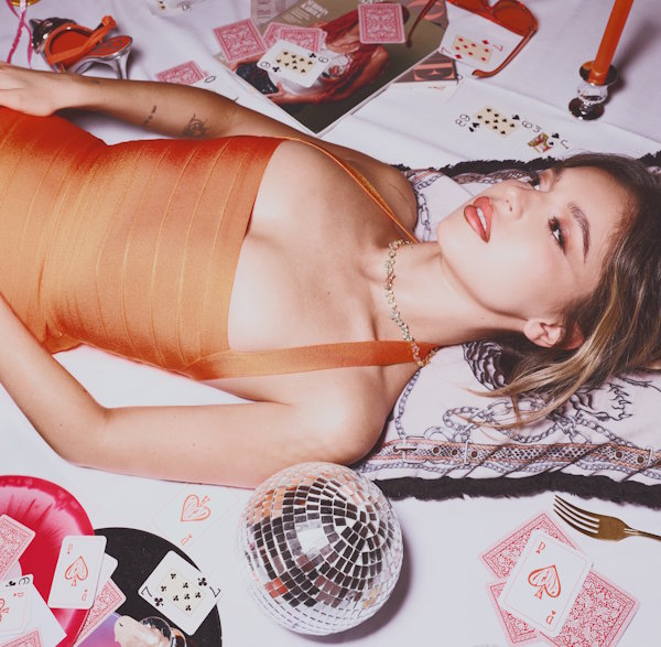 Denna estrena "TODOS PARA MÍ": la reina del synth-pop español alza su voz con un himno de empoderamiento y seducción nocturna