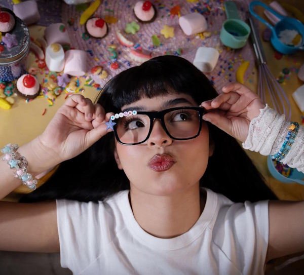 Emi Blue lleva el universo de "Loba" al terreno visual con el estreno de su videoclip oficial