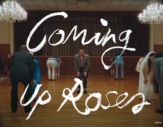 Harry Styles estrena "Coming Up Roses", una balada orquestal que explora las contradicciones del amor