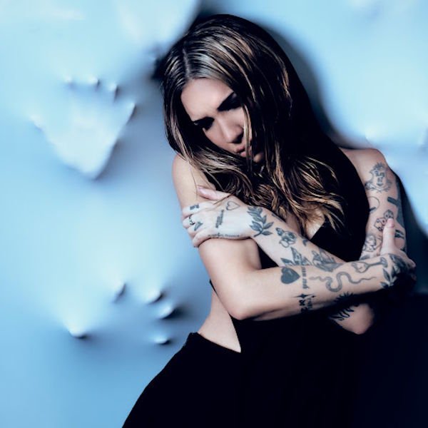 Karen Méndez presenta "Mi Funeral", una canción sobre dejar atrás una versión de uno mismo