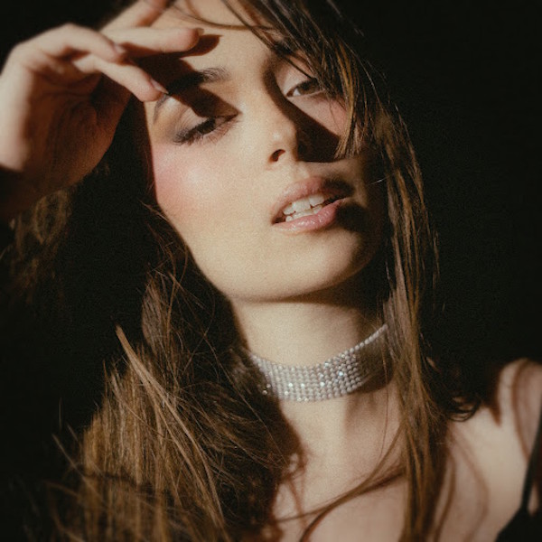 Marina Galán estrena "QUÉDATE A DORMIR": el synth-pop elegante que captura la magia de las noches que no queremos que terminen