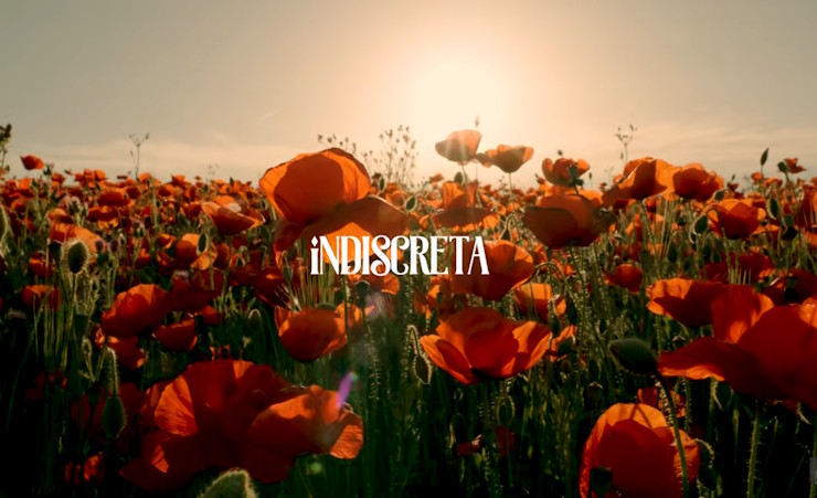 Mercedes Cañas estrena 'Indiscreta', el himno acústico que explora la lucha entre la curiosidad y el miedo a cruzar la línea de la privacidad