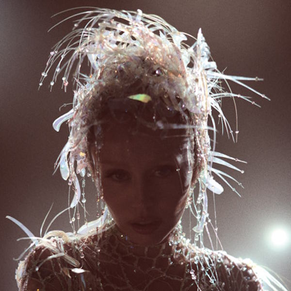 Miley Cyrus presenta "Golden Burning Sun": un himno de amor estival que captura la luz y la rendición emocional