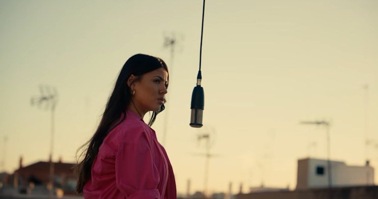 Paula Díez estrena la versión acústica de “Lo Más Bello”